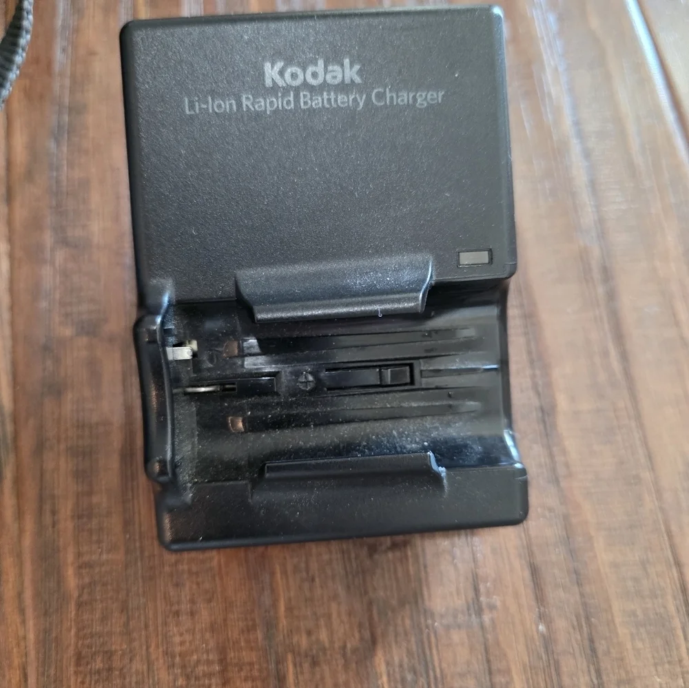 Kodak EasyShare Z8612 IS 8.1MP Digital Camera Schneider Kreuznach 36mm 12x Zoom